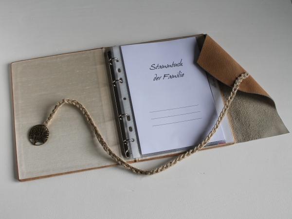 Stammbuch "Baum" aus cognacbraunem Büffelleder, DIN A5